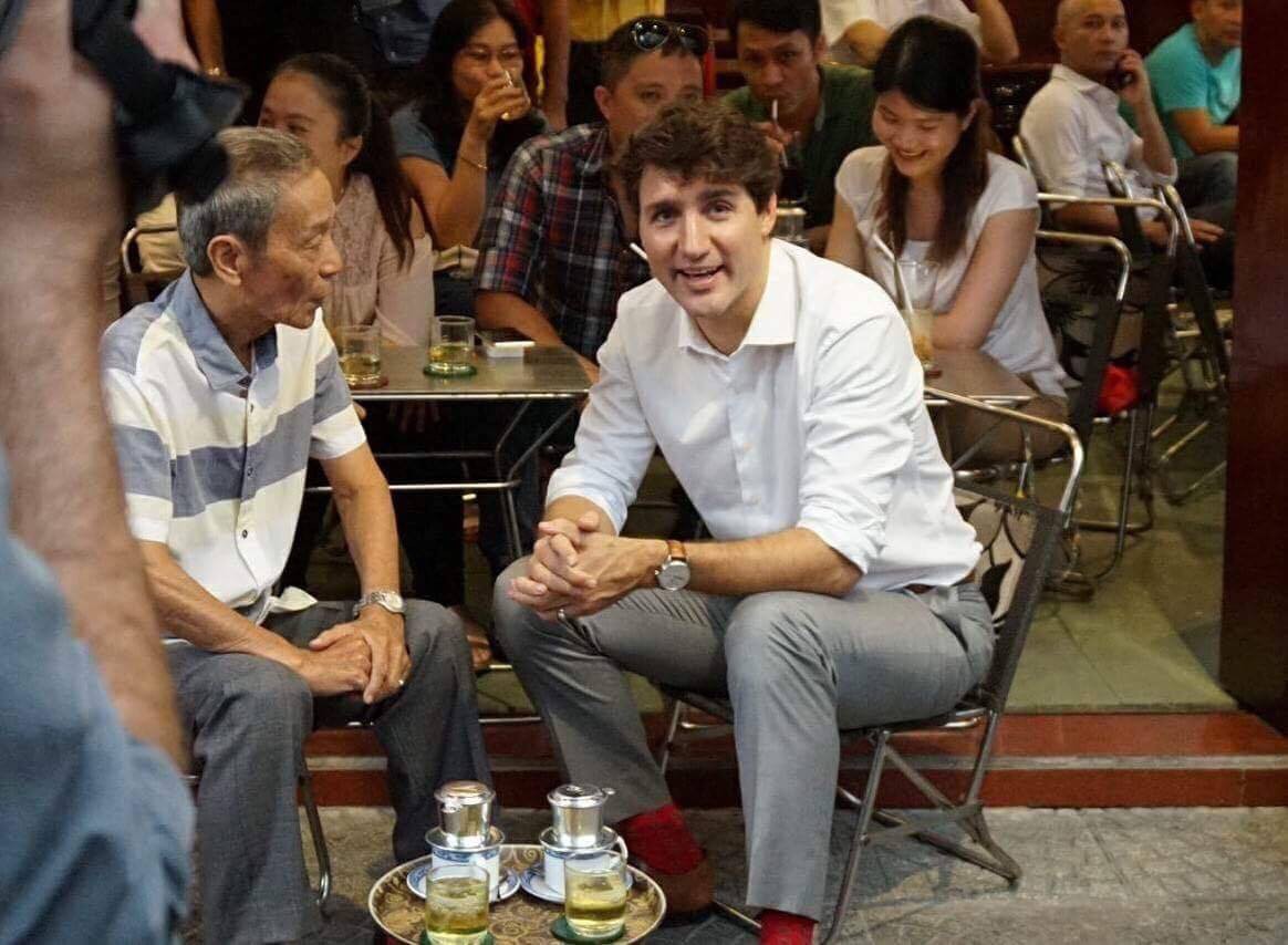 Thủ tướng Canada uống cà phê vỉa hè Sài Gòn