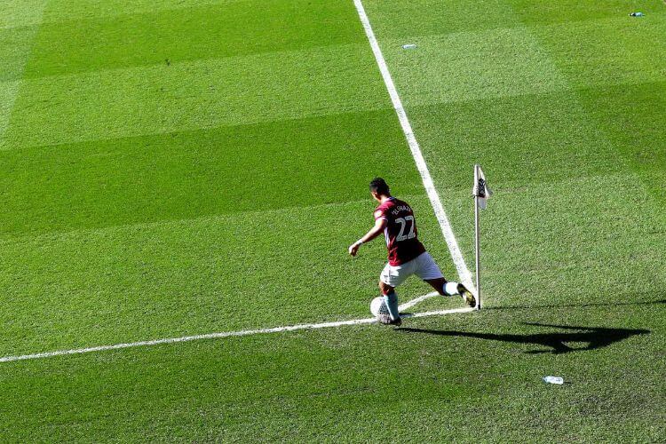 Đá phạt góc là gì? Ưu và nhược điểm của đá phạt góc